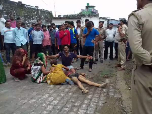 VIDEO: देखिए बदमाश की हत्या पर उसके घरवालों का विलाप VIDEO: देखिए बदमाश की हत्या पर उसके घरवालों का विलाप