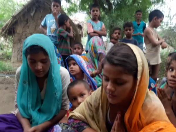 गांव की खुशहाली के लिए दो किशोरियों ने लिया प्रण, सब टकटकी लगाए देख रहे हैं घड़ी गांव की खुशहाली के लिए दो किशोरियों ने लिया प्रण, सब टकटकी लगाए देख रहे हैं घड़ी