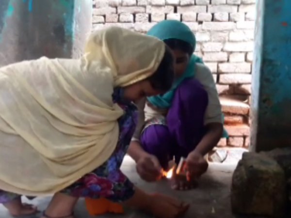 गांव की खुशहाली के लिए दो किशोरियों ने लिया प्रण, सब टकटकी लगाए देख रहे हैं घड़ी गांव की खुशहाली के लिए दो किशोरियों ने लिया प्रण, सब टकटकी लगाए देख रहे हैं घड़ी