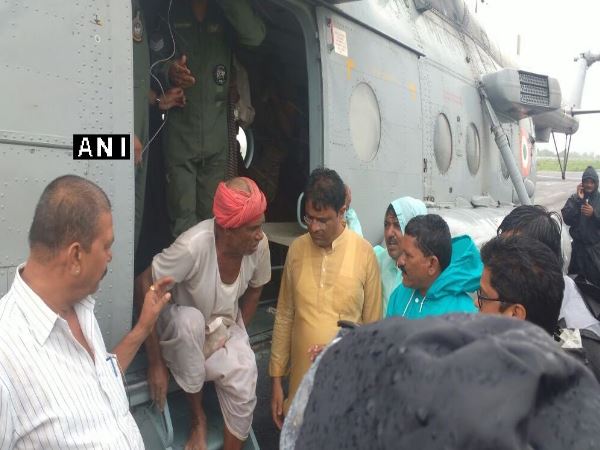 भारी बारिश ने बिगाड़ा गुजरात का हाल, हवाई दौरे पर पीएम मोदी भारी बारिश ने बिगाड़ा गुजरात का हाल, हवाई दौरे पर पीएम मोदी