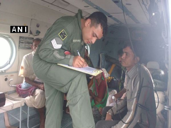 भारी बारिश ने बिगाड़ा गुजरात का हाल, हवाई दौरे पर पीएम मोदी भारी बारिश ने बिगाड़ा गुजरात का हाल, हवाई दौरे पर पीएम मोदी
