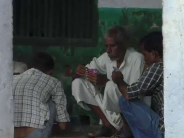 यूपी का सरकारी स्कूल बन गया है जुआ का अड्डा, देखिए वीडियो यूपी का सरकारी स्कूल बन गया है जुआ का अड्डा, देखिए वीडियो