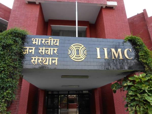 IIMC के 11 में से 8 फैकल्टी मेंबर्स ने DG केजी सुरेश को पत्र लिख कर कहा- हमें करें कार्यमुक्त IIMC के 11 में से 8 फैकल्टी मेंबर्स ने DG केजी सुरेश को पत्र लिख कर कहा- हमें करें कार्यमुक्त