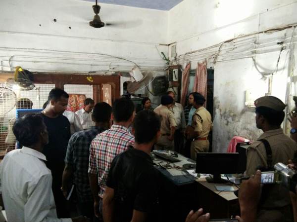 यूपी में बेखौफ लुटेरे, बैंक में हैंडग्रेनेड फोड़कर लूट की वारदात को दिया अंजाम यूपी में बेखौफ लुटेरे, बैंक में हैंडग्रेनेड फोड़कर लूट की वारदात को दिया अंजाम