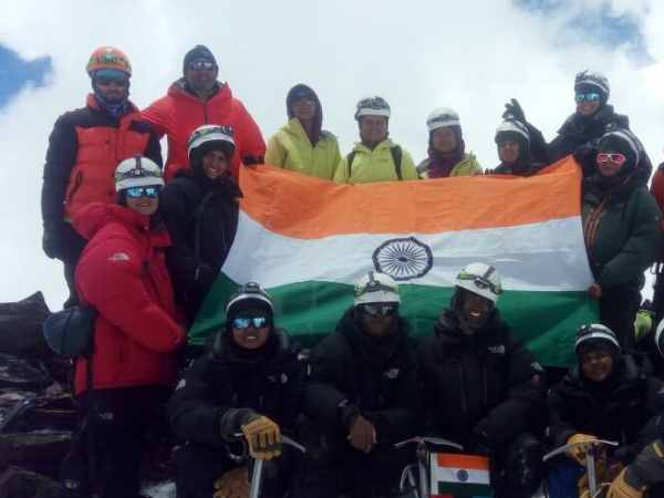 मिर्जापुर की बेटी ने 18000 फीट की ऊंची चोटी पर फहराया तिरंगा मिर्जापुर की बेटी ने 18000 फीट की ऊंची चोटी पर फहराया तिरंगा