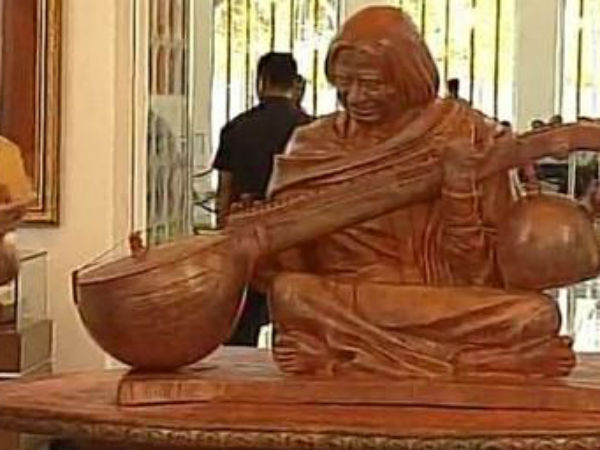 एपीजे अब्दुल कलाम की मूर्ति के हाथ में वीणा और बगल में गीता, विवाद एपीजे अब्दुल कलाम की मूर्ति के हाथ में वीणा और बगल में गीता, विवाद