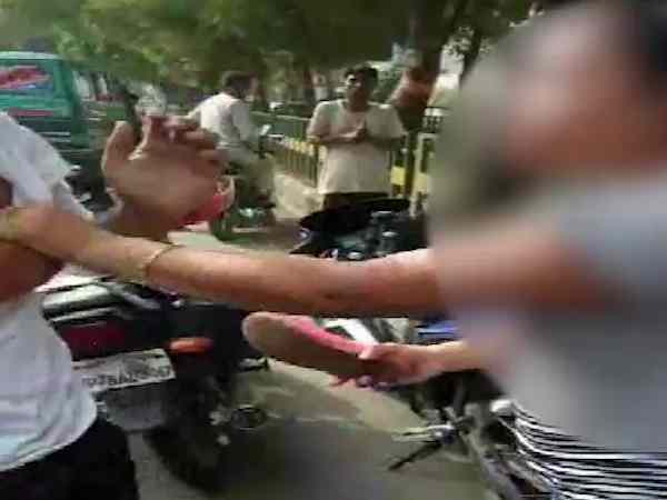 कानपुर में छेड़खानी कर रहे शोहदों को युवती ने कूटा, VIDEO कानपुर में छेड़खानी कर रहे शोहदों को युवती ने कूटा, VIDEO