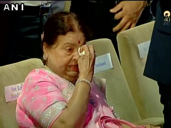रिलायंस की कामयाबी सुन रो पड़ी कोकिला बेन, मुकेश अंबानी भी हुए भावुक रिलायंस की कामयाबी सुन रो पड़ी कोकिला बेन, मुकेश अंबानी भी हुए भावुक
