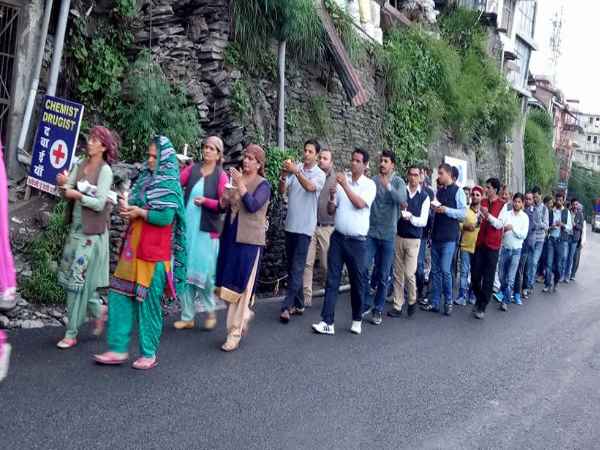 कोटखाई कांड पर लोगों में जबरदस्त गुस्सा, फेसबुक पर पूछे गए ऐसे-ऐसे सवाल? कोटखाई कांड पर लोगों में जबरदस्त गुस्सा, फेसबुक पर पूछे गए ऐसे-ऐसे सवाल?