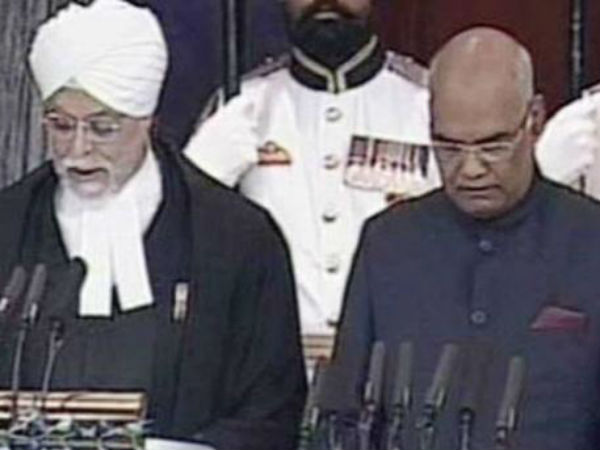 LIVE: रामनाथ कोविंद बने नए राष्ट्रपति, ली पद की शपथ LIVE: रामनाथ कोविंद बने नए राष्ट्रपति, ली पद की शपथ