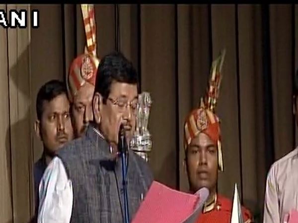 बिहार कैबिनेट : नीतीश मंत्रिमंडल में 26 मंत्रियों ने ली शपथ बिहार कैबिनेट : नीतीश मंत्रिमंडल में 26 मंत्रियों ने ली शपथ