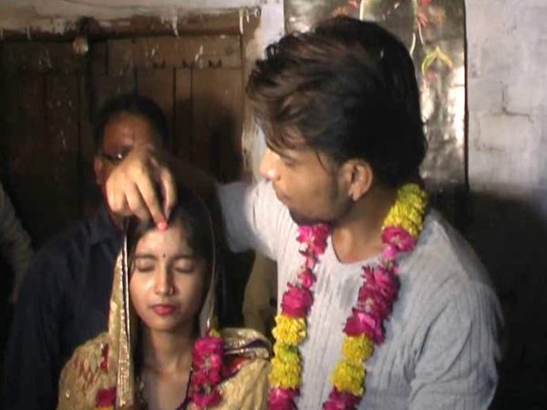VIDEO: पड़ोसी लड़के संग थाने पहुंची लड़की का बर्थ सर्टिफिकेट मांगा फिर पूछा क्या चाहती हो? VIDEO: पड़ोसी लड़के संग थाने पहुंची लड़की का बर्थ सर्टिफिकेट मांगा फिर पूछा क्या चाहती हो?