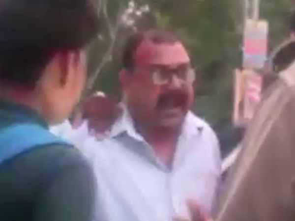 बेटे का कटा चालान तो देखिए भाजपा नेता की गुंडई, वायरल वीडियो बेटे का कटा चालान तो देखिए भाजपा नेता की गुंडई, वायरल वीडियो