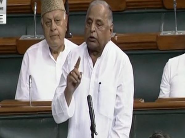 चीन पाकिस्तान में एटम बम गाड़कर भारत पर हमले की तैयारी कर रहा है- मुलायम सिंह यादव चीन पाकिस्तान में एटम बम गाड़कर भारत पर हमले की तैयारी कर रहा है- मुलायम सिंह यादव