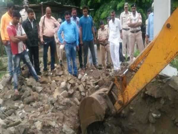 राजघाट को तोड़े जाने पर बवाल, NBA ने लगाए शिवराज सरकार पर आरोप राजघाट को तोड़े जाने पर बवाल, NBA ने लगाए शिवराज सरकार पर आरोप