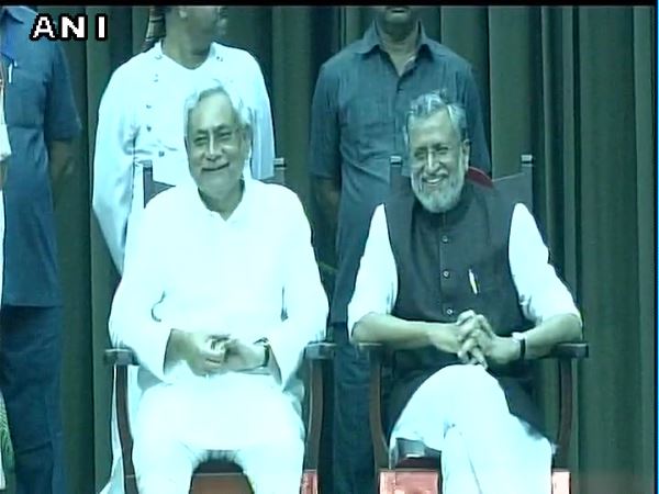 Live: राज्यपाल केशरी नाथ त्रिपाठी ने नीतीश और सुशील मोदी को दिलाई शपथ Live: राज्यपाल केशरी नाथ त्रिपाठी ने नीतीश और सुशील मोदी को दिलाई शपथ