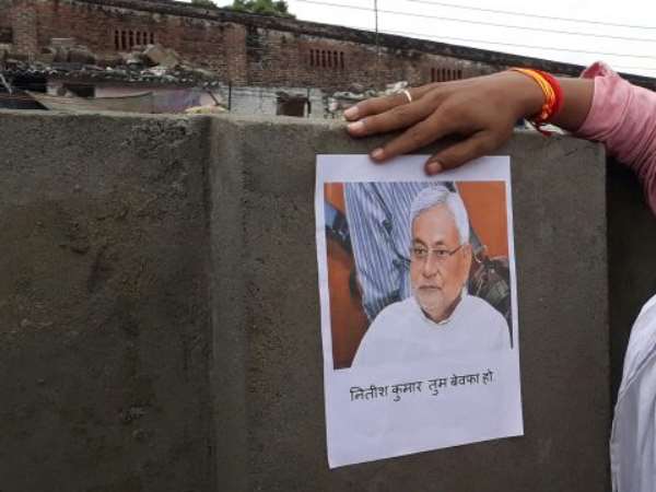 बिहारी महाभारत:मोदी बने कृ्ष्ण, नीतीश अर्जुन, लालू कौरव सेना बिहारी महाभारत:मोदी बने कृ्ष्ण, नीतीश अर्जुन, लालू कौरव सेना