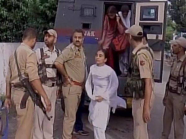 पाकिस्तान की फायरिंग में फंसे 50 स्कूली बच्चों को सेना ने निकाला पाकिस्तान की फायरिंग में फंसे 50 स्कूली बच्चों को सेना ने निकाला