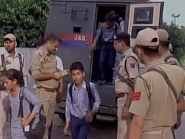 पाकिस्तान की फायरिंग में फंसे 50 स्कूली बच्चों को सेना ने निकाला पाकिस्तान की फायरिंग में फंसे 50 स्कूली बच्चों को सेना ने निकाला