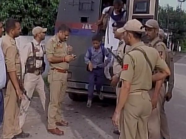 पाकिस्तान की फायरिंग में फंसे 50 स्कूली बच्चों को सेना ने निकाला पाकिस्तान की फायरिंग में फंसे 50 स्कूली बच्चों को सेना ने निकाला
