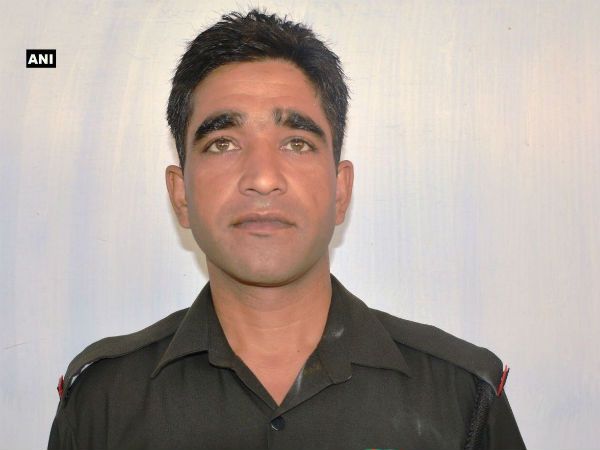 पाकिस्तान की ओर से जारी फायरिंग में सेना के जवान समेत दो लोगों की मौत पाकिस्तान की ओर से जारी फायरिंग में सेना के जवान समेत दो लोगों की मौत