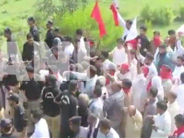 PoK में लगे पाक के खिलाफ आजादी के नारे, लोगों ने दी नवाज शरीफ को धमकी PoK में लगे पाक के खिलाफ आजादी के नारे, लोगों ने दी नवाज शरीफ को धमकी