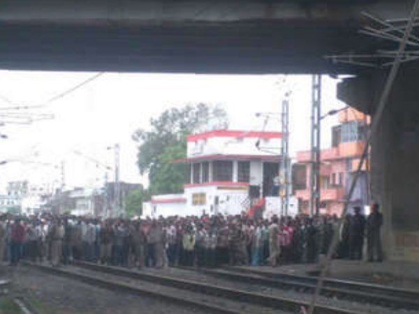 PICs: रेलवे का पुल धंसने से मजदूर की मौत कई घायल, ट्रेनों की आवाजाही बाधित PICs: रेलवे का पुल धंसने से मजदूर की मौत कई घायल, ट्रेनों की आवाजाही बाधित