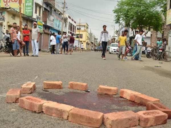PICs: सहारनपुर में छात्र की मौत पर बवाल, इलाके में भारी सुरक्षा बल तैनात PICs: सहारनपुर में छात्र की मौत पर बवाल, इलाके में भारी सुरक्षा बल तैनात