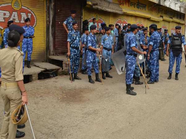 PICs: सहारनपुर में छात्र की मौत पर बवाल, इलाके में भारी सुरक्षा बल तैनात PICs: सहारनपुर में छात्र की मौत पर बवाल, इलाके में भारी सुरक्षा बल तैनात
