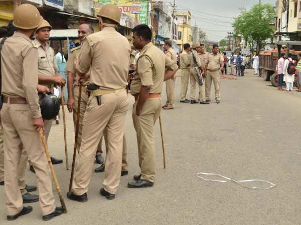 PICs: सहारनपुर में छात्र की मौत पर बवाल, इलाके में भारी सुरक्षा बल तैनात PICs: सहारनपुर में छात्र की मौत पर बवाल, इलाके में भारी सुरक्षा बल तैनात