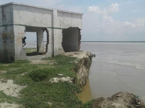 PICs: बाढ़ की चपेट में ढह गया स्कूल, ऐसे संवारे जा रहे हैं बच्चों के भविष्य PICs: बाढ़ की चपेट में ढह गया स्कूल, ऐसे संवारे जा रहे हैं बच्चों के भविष्य