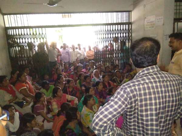 PICS: शिक्षामित्रों को नहीं पचा SC का फैसला,पूरे UP में बवाल PICS: शिक्षामित्रों को नहीं पचा SC का फैसला,पूरे UP में बवाल