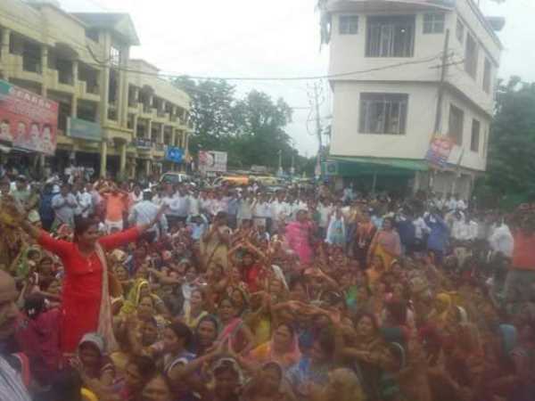 शिक्षामित्रों को नहीं पचा SC का फैसला, यूपी में विरोध, PICS शिक्षामित्रों को नहीं पचा SC का फैसला, यूपी में विरोध, PICS