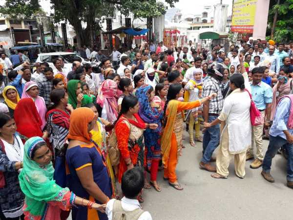 शिक्षामित्रों को नहीं पचा SC का फैसला, यूपी में विरोध, PICS शिक्षामित्रों को नहीं पचा SC का फैसला, यूपी में विरोध, PICS