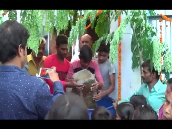 VIDEO: क्या देखा है आपने ऐसा पत्थर जो पानी में नहीं डूबता! VIDEO: क्या देखा है आपने ऐसा पत्थर जो पानी में नहीं डूबता!