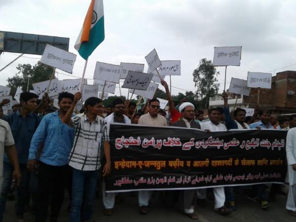 आतंकवाद के खिलाफ एक साथ गूंजी हजारों मुस्लिम आवाजें आतंकवाद के खिलाफ एक साथ गूंजी हजारों मुस्लिम आवाजें