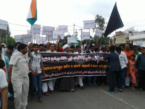 आतंकवाद के खिलाफ एक साथ गूंजी हजारों मुस्लिम आवाजें आतंकवाद के खिलाफ एक साथ गूंजी हजारों मुस्लिम आवाजें