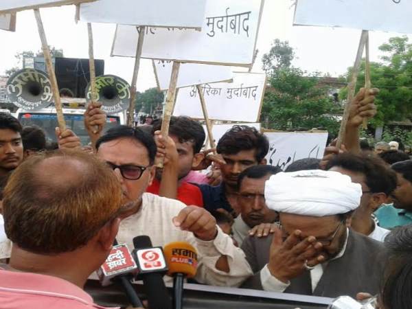 आतंकवाद के खिलाफ एक साथ गूंजी हजारों मुस्लिम आवाजें आतंकवाद के खिलाफ एक साथ गूंजी हजारों मुस्लिम आवाजें