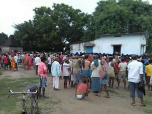 लाश को कब्र से निकालकर महिला तांत्रिक खेलती रही खेल लाश को कब्र से निकालकर महिला तांत्रिक खेलती रही खेल