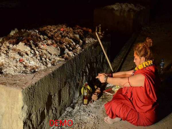 लाश को कब्र से निकालकर महिला तांत्रिक खेलती रही खेल लाश को कब्र से निकालकर महिला तांत्रिक खेलती रही खेल