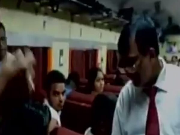 VIDEO: TTE ने ट्रेन में वसूले 20-20 रुपए, यात्रियों ने मांगा सर्कुलर VIDEO: TTE ने ट्रेन में वसूले 20-20 रुपए, यात्रियों ने मांगा सर्कुलर