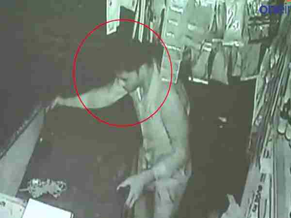 कानपुर में चोरी की वारदात हुई सीसीटीवी में कैद, देखिए वीडियो कानपुर में चोरी की वारदात हुई सीसीटीवी में कैद, देखिए वीडियो