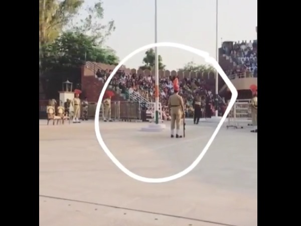 VIDEO: बीटिंग रिट्रीट के दौरान धड़ाम से गिरा पाकिस्तानी रेंजर, सोशल मीडिया पर उड़ी खिल्ली VIDEO: बीटिंग रिट्रीट के दौरान धड़ाम से गिरा पाकिस्तानी रेंजर, सोशल मीडिया पर उड़ी खिल्ली