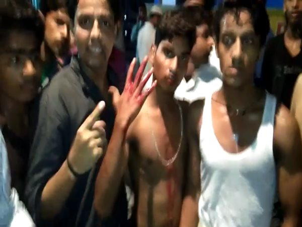 VIDEO: काशी में गाय बांधने पर बवाल, पथराव, आगजनी के बाद 150 लोगों के खिलाफ तहरीर VIDEO: काशी में गाय बांधने पर बवाल, पथराव, आगजनी के बाद 150 लोगों के खिलाफ तहरीर