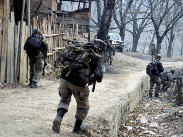 कश्मीर के पुलवामा में 24 घंटे से मुठभेड़ जारी, तीसरा आतंकी भी ढेर कश्मीर के पुलवामा में 24 घंटे से मुठभेड़ जारी, तीसरा आतंकी भी ढेर