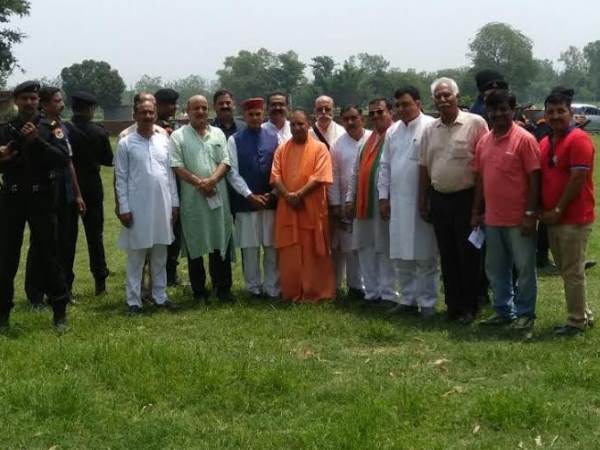 योगी आदित्यनाथ के सहारे अपनी चुनावी वैतरणी पार करने के जुगाड़ में भाजपा योगी आदित्यनाथ के सहारे अपनी चुनावी वैतरणी पार करने के जुगाड़ में भाजपा