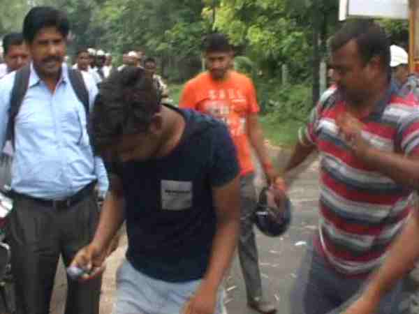 खुलेआम सड़क पर बजरंग दल की गुंडागर्दी