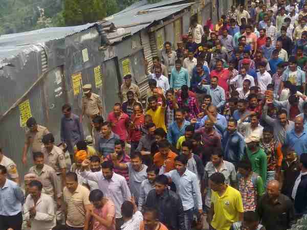 इलाके में तनाव, फोर्स तैनात