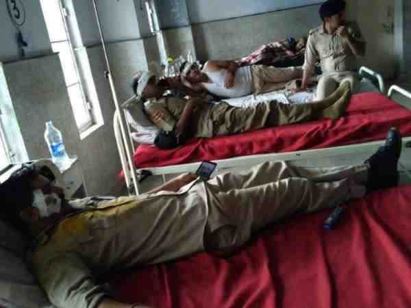 सांंप्रदायिक बवाल, कई पुलिसकर्मी घायल