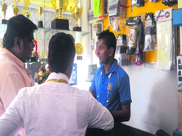 चंदाना की दुकान का नाम चंदाना क्रिकेट शॉप है